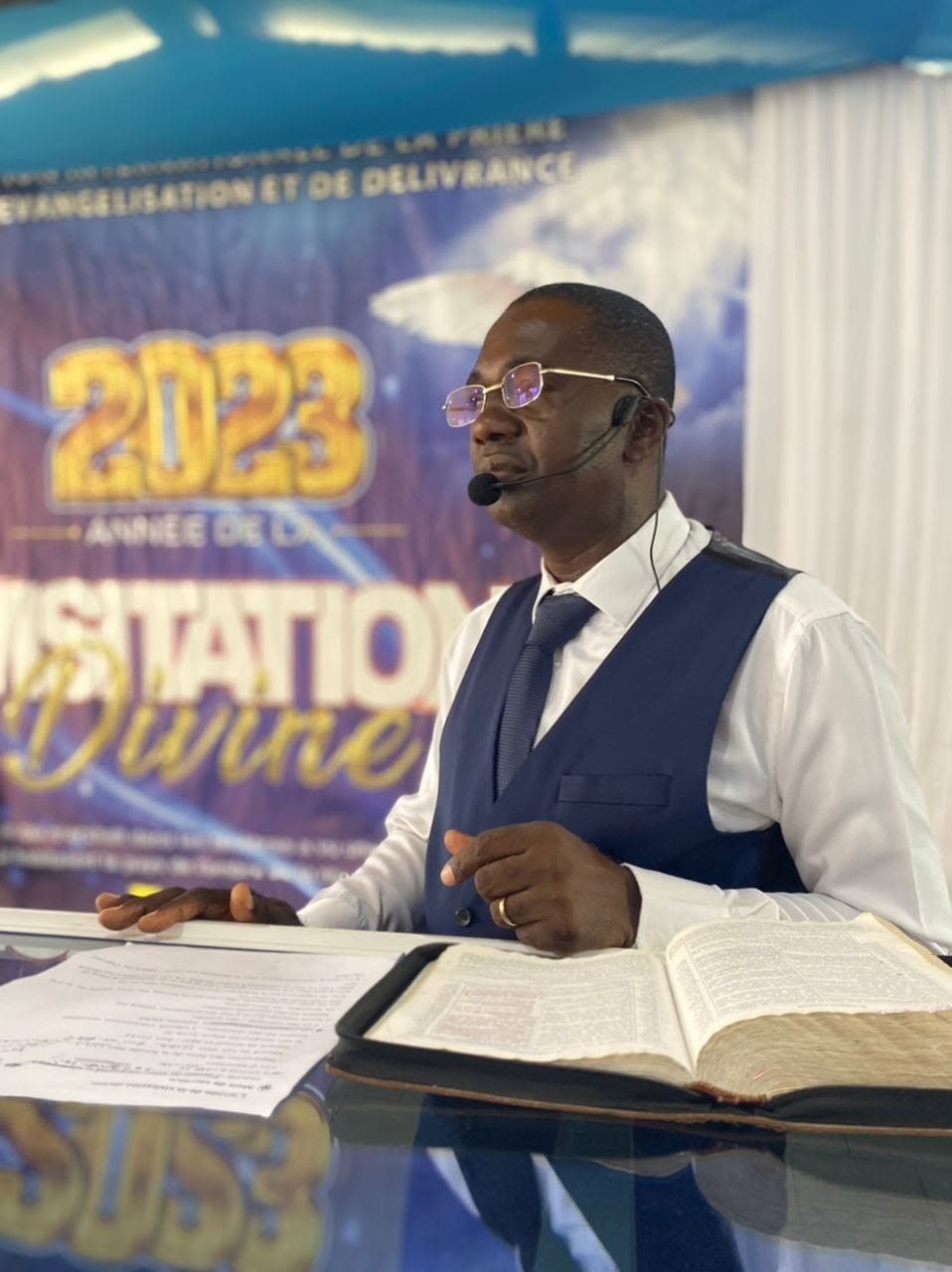 Le leader et la Bible ouverte — MIPED.