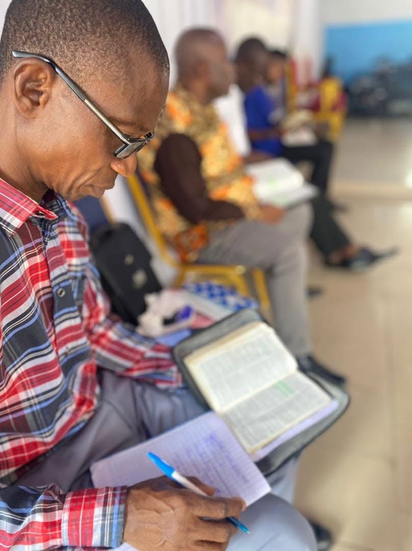 Lecture et prise de notes avec une Bible — illustration de démonstration.