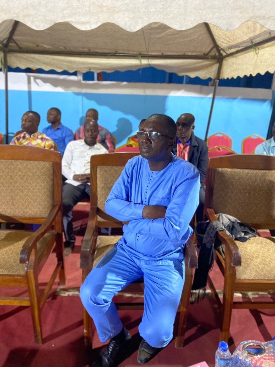 Le leader en costume bleu — MIPED.